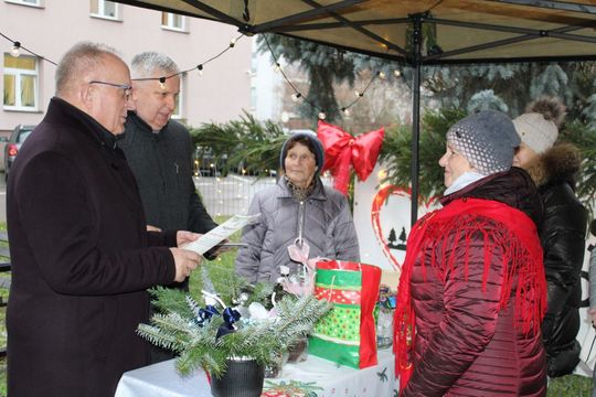 Świąteczny Kiermasz przed Starostwem Powiatowym w Tomaszowie Lubelskim [ZDJĘCIA]
