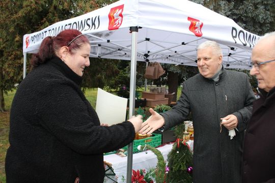 Świąteczny Kiermasz przed Starostwem Powiatowym w Tomaszowie Lubelskim [ZDJĘCIA]