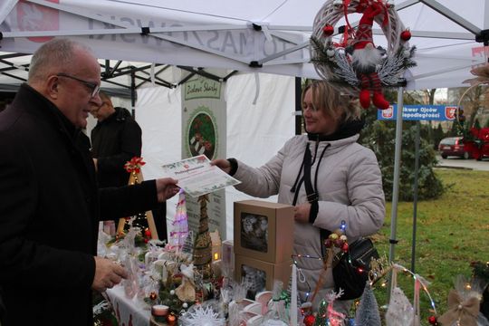 Świąteczny Kiermasz przed Starostwem Powiatowym w Tomaszowie Lubelskim [ZDJĘCIA]