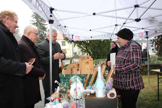 Świąteczny Kiermasz przed Starostwem Powiatowym w Tomaszowie Lubelskim [ZDJĘCIA]