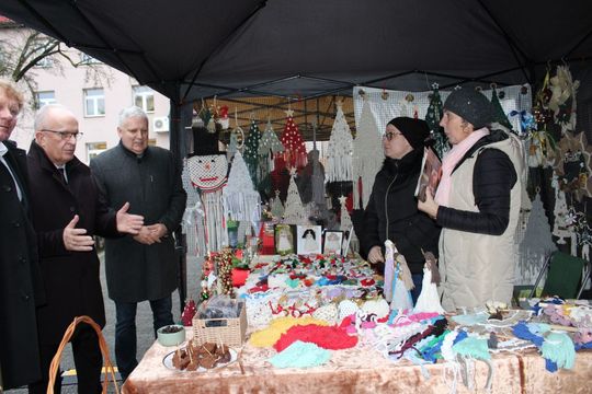 Świąteczny Kiermasz przed Starostwem Powiatowym w Tomaszowie Lubelskim [ZDJĘCIA]