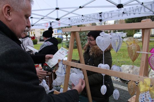Świąteczny Kiermasz przed Starostwem Powiatowym w Tomaszowie Lubelskim [ZDJĘCIA]