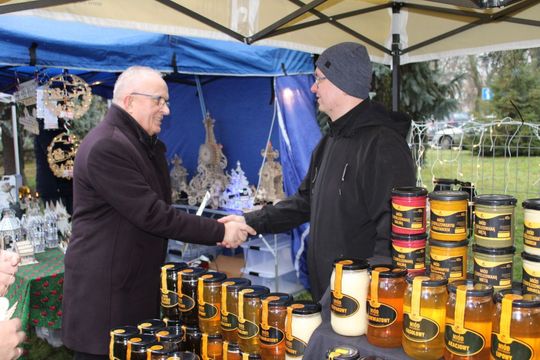 Świąteczny Kiermasz przed Starostwem Powiatowym w Tomaszowie Lubelskim [ZDJĘCIA]