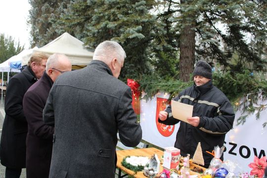 Świąteczny Kiermasz przed Starostwem Powiatowym w Tomaszowie Lubelskim [ZDJĘCIA]