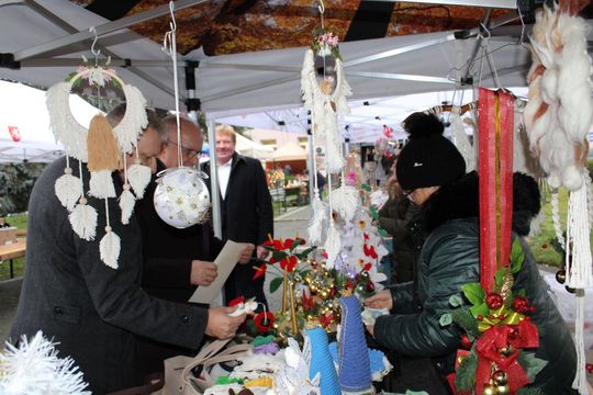 Świąteczny Kiermasz przed Starostwem Powiatowym w Tomaszowie Lubelskim [ZDJĘCIA]