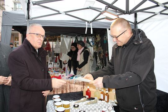 Świąteczny Kiermasz przed Starostwem Powiatowym w Tomaszowie Lubelskim [ZDJĘCIA]