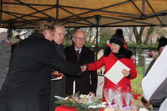 Świąteczny Kiermasz przed Starostwem Powiatowym w Tomaszowie Lubelskim [ZDJĘCIA]