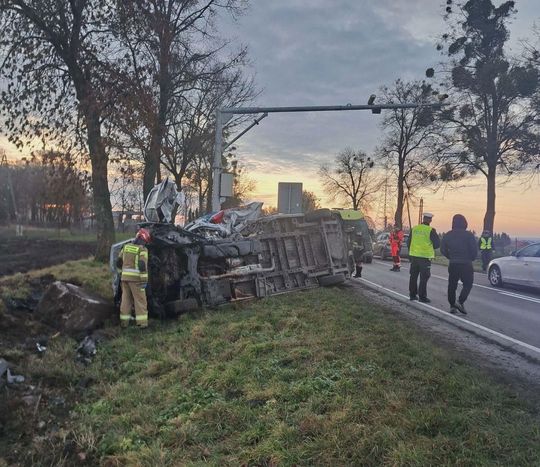 Hrubieszów: Bmw zajechało drogę karetce na sygnale. Ranny został pacjent i ratownik [ZDJĘCIA]