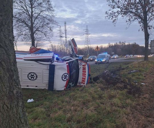 Hrubieszów: Bmw zajechało drogę karetce na sygnale. Ranny został pacjent i ratownik [ZDJĘCIA]