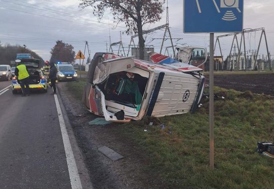 Hrubieszów: Bmw zajechało drogę karetce na sygnale. Ranny został pacjent i ratownik [ZDJĘCIA]