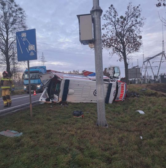 Hrubieszów: Bmw zajechało drogę karetce na sygnale. Ranny został pacjent i ratownik [ZDJĘCIA]