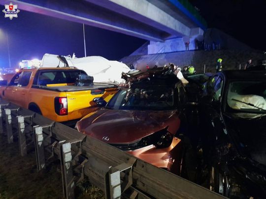 Lubelskie. Karambol na S19. 18 pojazdów, 12 osób poszkodowanych, 9 trafiło do szpitala [GALERIA ZDJĘĆ]