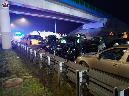 Lubelskie. Karambol na S19. 18 pojazdów, 12 osób poszkodowanych, 9 trafiło do szpitala [GALERIA ZDJĘĆ]