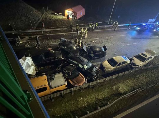 Lubelskie. Karambol na S19. 18 pojazdów, 12 osób poszkodowanych, 9 trafiło do szpitala [GALERIA ZDJĘĆ]