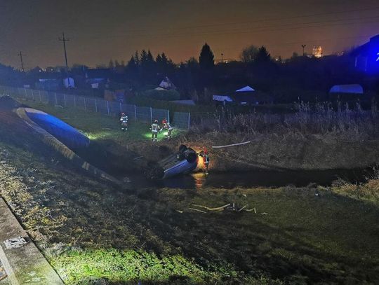 Osobowy Opel w rzece Biała Łada, kierujący uciekł z miejsca [ZDJĘCIA]