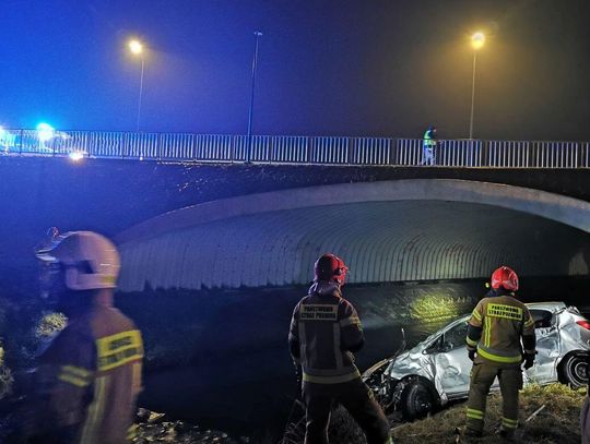 Osobowy Opel w rzece Biała Łada, kierujący uciekł z miejsca [ZDJĘCIA]