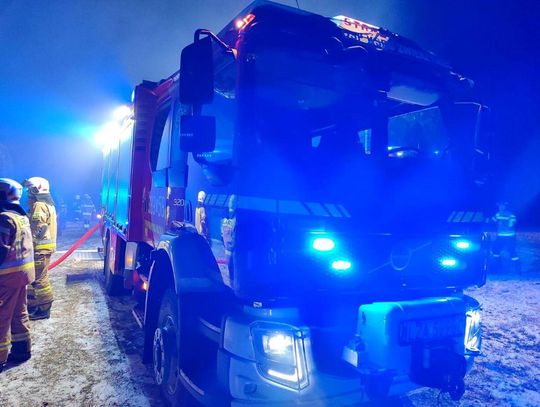 Pożar w gminie Zwierzyniec. Palił się budynek gospodarczy [ZDJĘCIA]