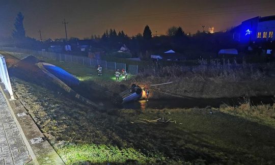 Osobowy Opel w rzece Biała Łada, kierujący uciekł z miejsca [ZDJĘCIA]