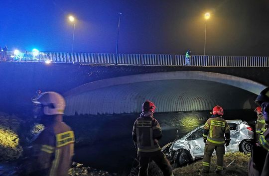 Osobowy Opel w rzece Biała Łada, kierujący uciekł z miejsca [ZDJĘCIA]