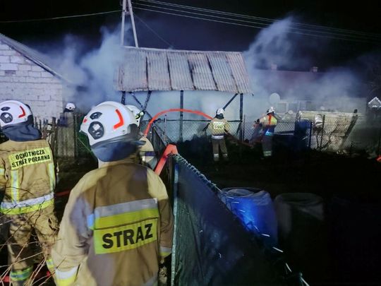 Pożar w gminie Zwierzyniec. Palił się budynek gospodarczy [ZDJĘCIA]