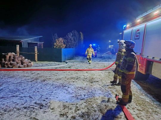 Pożar w gminie Zwierzyniec. Palił się budynek gospodarczy [ZDJĘCIA]