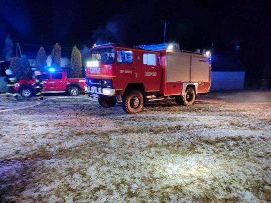 Pożar w gminie Zwierzyniec. Palił się budynek gospodarczy [ZDJĘCIA]