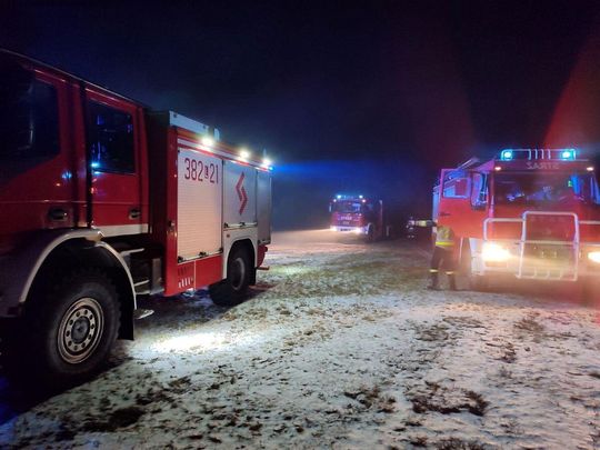 Pożar w gminie Zwierzyniec. Palił się budynek gospodarczy [ZDJĘCIA]