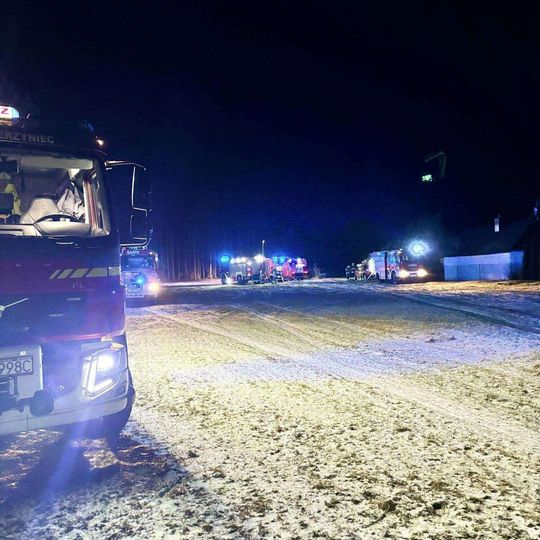 Pożar w gminie Zwierzyniec. Palił się budynek gospodarczy [ZDJĘCIA]