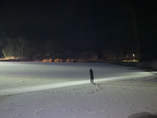 Wjechał autem do jeziora. Przed policją uciekł na pękający lód, wyciągnęli go strażacy [ZDJĘCIA]