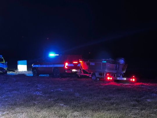 Wjechał autem do jeziora. Przed policją uciekł na pękający lód, wyciągnęli go strażacy [ZDJĘCIA]