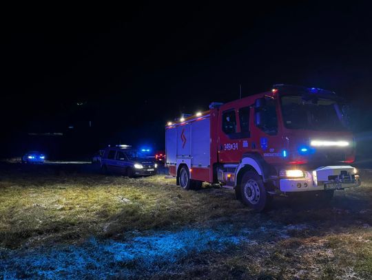 Wjechał autem do jeziora. Przed policją uciekł na pękający lód, wyciągnęli go strażacy [ZDJĘCIA]