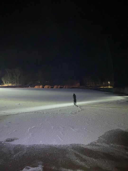 Wjechał autem do jeziora. Przed policją uciekł na pękający lód, wyciągnęli go strażacy [ZDJĘCIA]