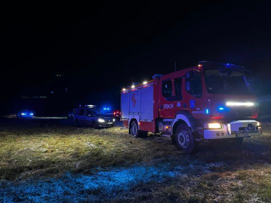 Wjechał autem do jeziora. Przed policją uciekł na pękający lód, wyciągnęli go strażacy [ZDJĘCIA]