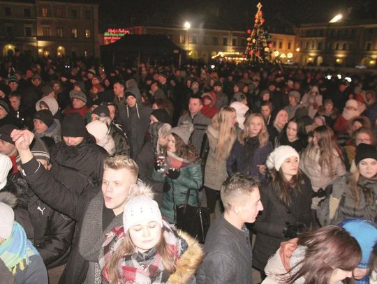 Mróz, tysiące ludzi i Big Cyc. Ten sylwester na Rynku Wielkim w Zamościu przeszedł do historii [ZDJĘCIA]