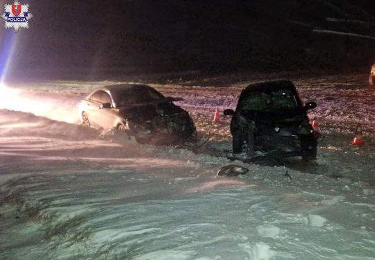 Czołówka dwóch osobówek w Białowoli [ZDJĘCIA]