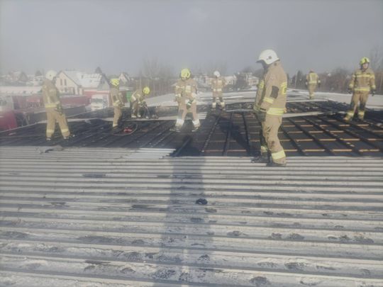 Pożar hali produkcyjnej w Łaszczowie [ZDJĘCIA]