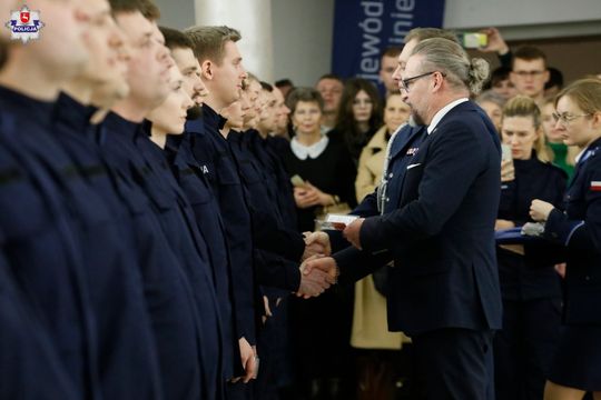 109 nowych policjantów. Będą pracować m.in. w Zamościu, Tomaszowie i Hrubieszowie [ZDJĘCIA]