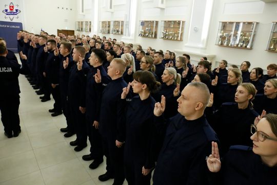 109 nowych policjantów. Będą pracować m.in. w Zamościu, Tomaszowie i Hrubieszowie [ZDJĘCIA]