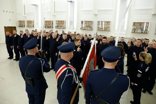 109 nowych policjantów. Będą pracować m.in. w Zamościu, Tomaszowie i Hrubieszowie [ZDJĘCIA]