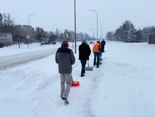 Skazani pomagają odśnieżać Zamość [ZDJĘCIA]