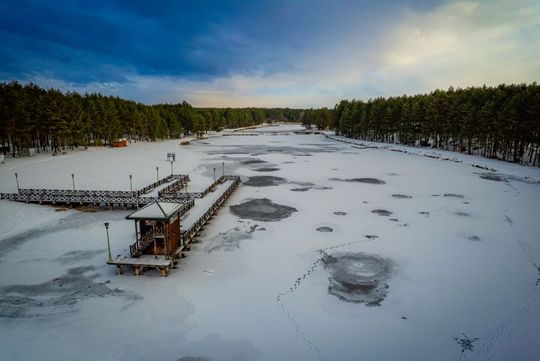 Poznajesz to miejsce na Roztoczu? Latem są tu tłumy, zimą wygląda spektakularnie [ZDJĘCIA]