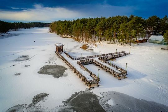 Poznajesz to miejsce na Roztoczu? Latem są tu tłumy, zimą wygląda spektakularnie [ZDJĘCIA]