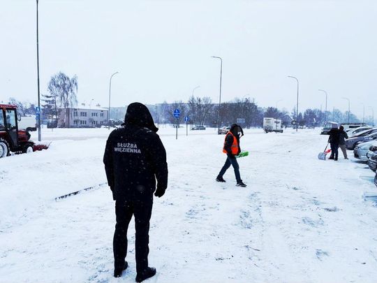 Skazani pomagają odśnieżać Zamość [ZDJĘCIA]