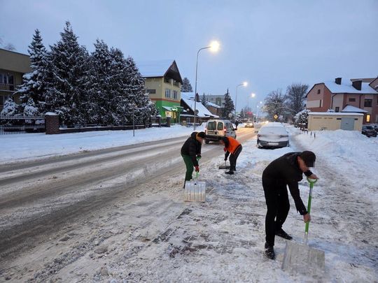 Skazani pomagają odśnieżać Zamość [ZDJĘCIA]