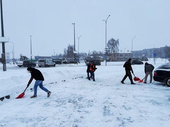 Skazani pomagają odśnieżać Zamość [ZDJĘCIA]