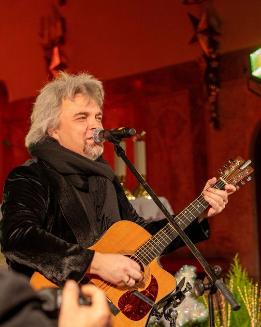 Tomaszów Lubelski: Wojtek Cugowski z żoną śpiewali kolędy w kościele [ZDJĘCIA]