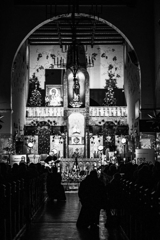 Tomaszów Lubelski: Wojtek Cugowski z żoną śpiewali kolędy w kościele [ZDJĘCIA]