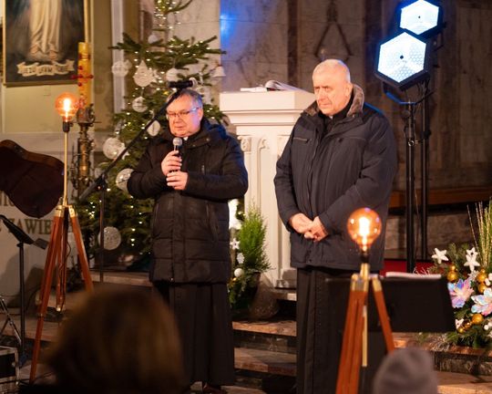 Tomaszów Lubelski: Wojtek Cugowski z żoną śpiewali kolędy w kościele [ZDJĘCIA]