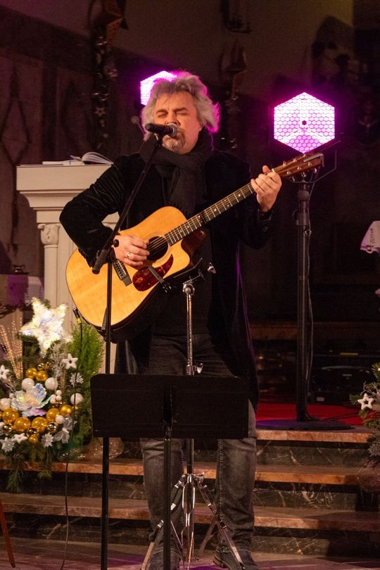 Tomaszów Lubelski: Wojtek Cugowski z żoną śpiewali kolędy w kościele [ZDJĘCIA]