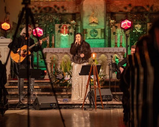 Tomaszów Lubelski: Wojtek Cugowski z żoną śpiewali kolędy w kościele [ZDJĘCIA]